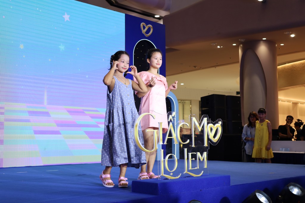 100 bé gái cùng H’Hen Niê rực rỡ trong “Giấc mơ Lọ Lem”