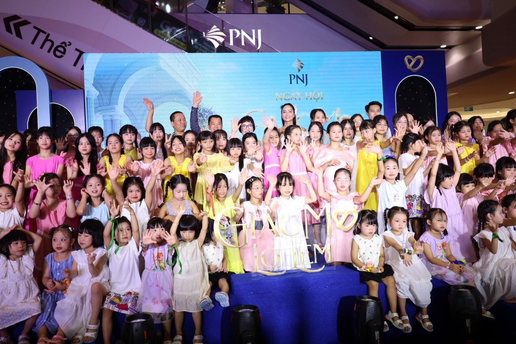Ngày hội của 100 bé gái