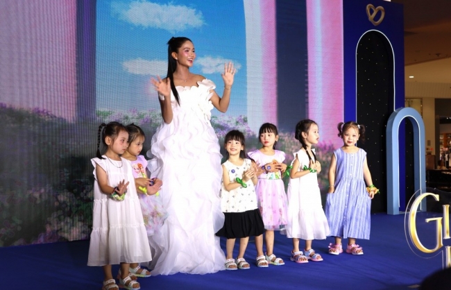 100 bé gái cùng H’Hen Niê rực rỡ trong “Giấc mơ Lọ Lem”