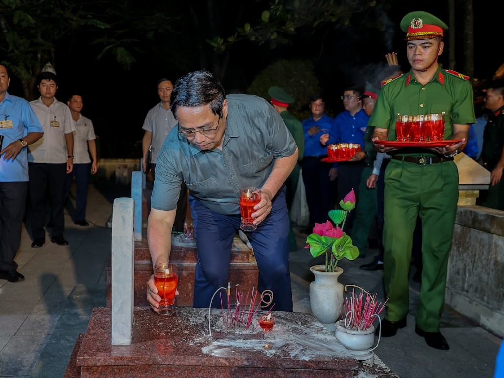 Thủ tướng Chính phủ Phạm Minh Chính thắp nến tri ân các Anh hùng liệt sĩ - Ảnh: VGP/Nhật Bắc