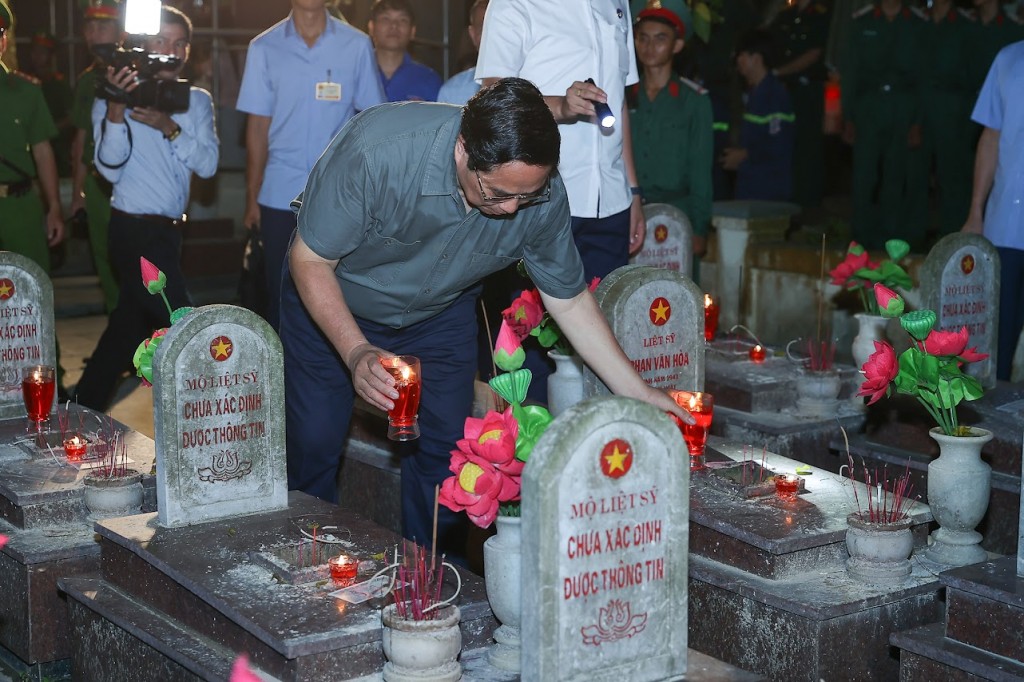 Thủ tướng Chính phủ Phạm Minh Chính thắp nến tri ân các Anh hùng liệt sĩ - Ảnh: VGP/Nhật Bắc