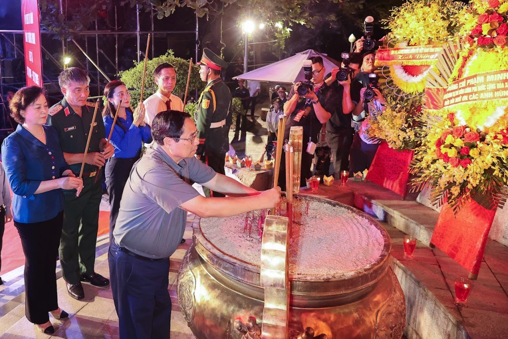 Thủ tướng Phạm Minh Chính dâng hương tri ân các Anh hùng liệt sĩ - Ảnh: VGP/Nhật Bắc