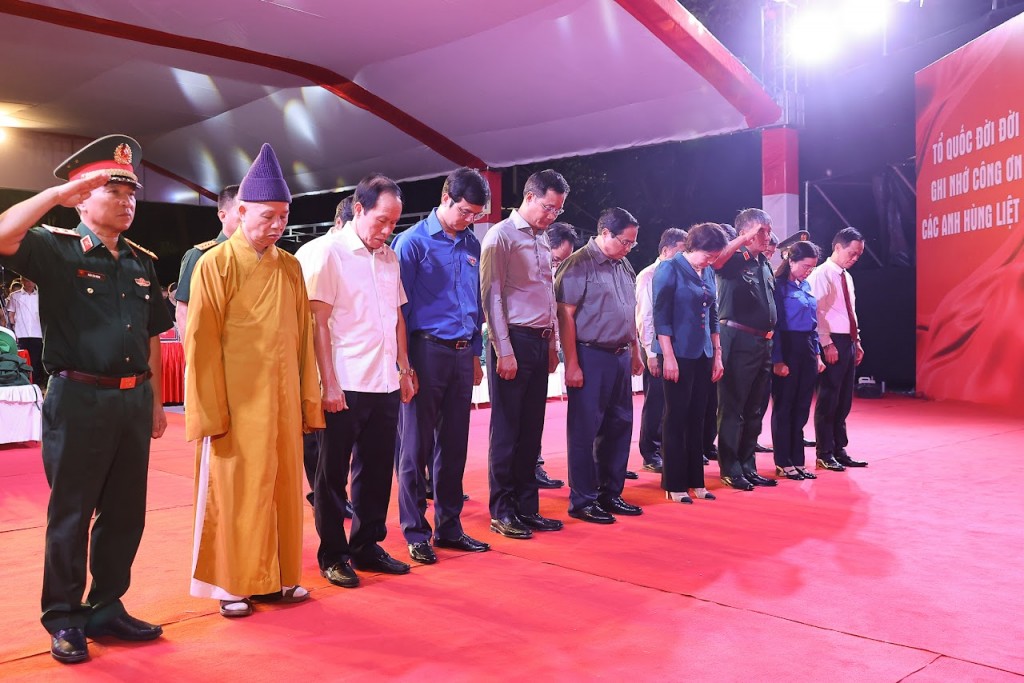 Thủ tướng Phạm Minh Chính và các đại biểu dành phút mặc niệm các Anh hùng liệt sĩ - Ảnh: VGP/Nhật Bắc