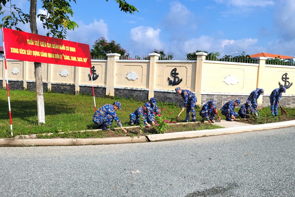 Tuổi trẻ Liên chi đoàn khối cơ quan Lữ đoàn 175 làm đẹp khuôn viên đơn vị