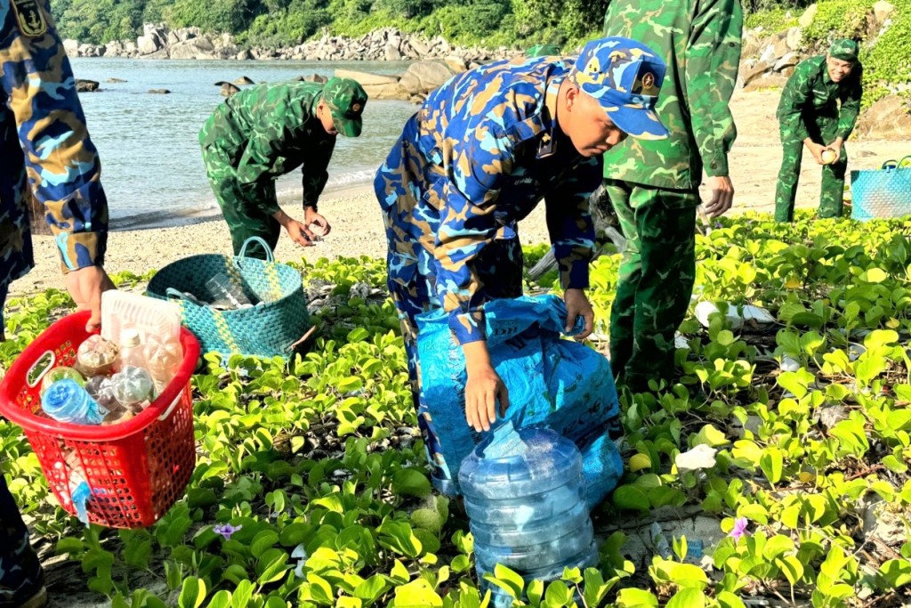 Cán bộ, đoàn viên thanh niên Trạm ra đa 615, Trung đoàn 551, Vùng 5 Hải quân phối hợp với Chi đoàn Đồn Biên phòng Hòn Chuối vệ sinh bờ biển