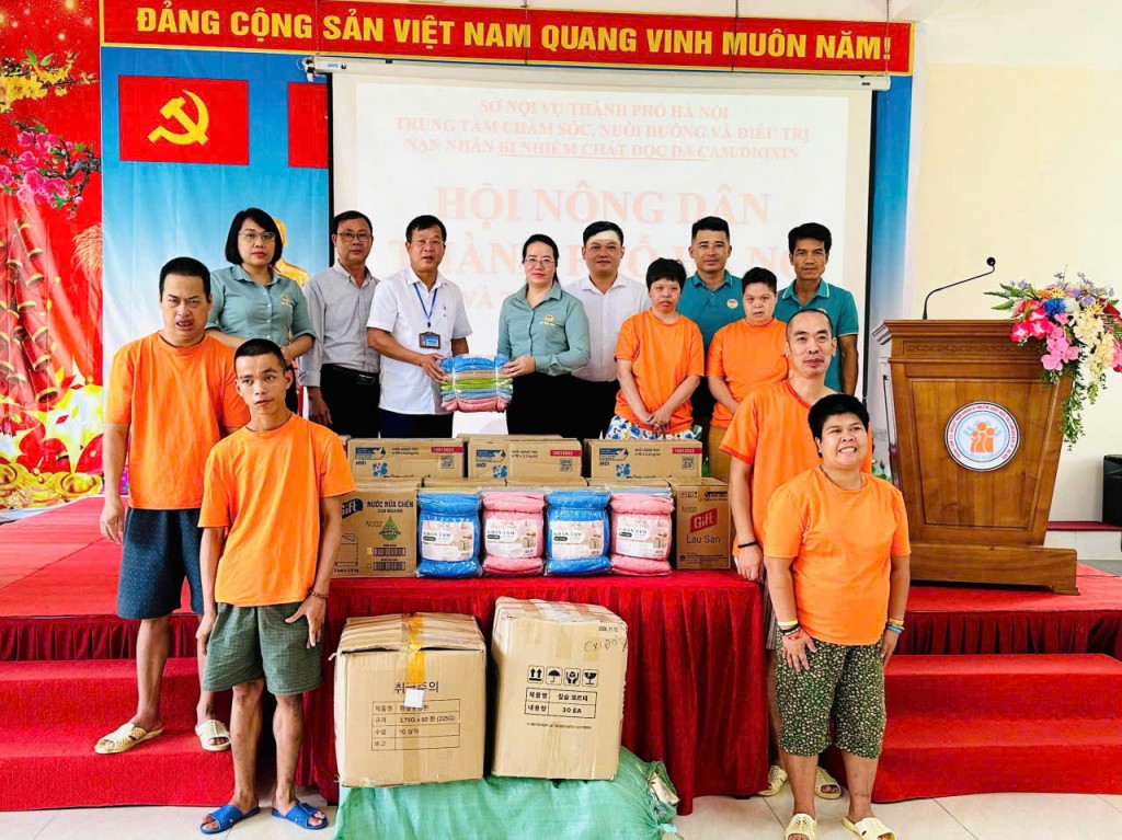 Hội Nông dân thành phố thăm, tặng quà nạn nhân chất độc da cam/dioxin