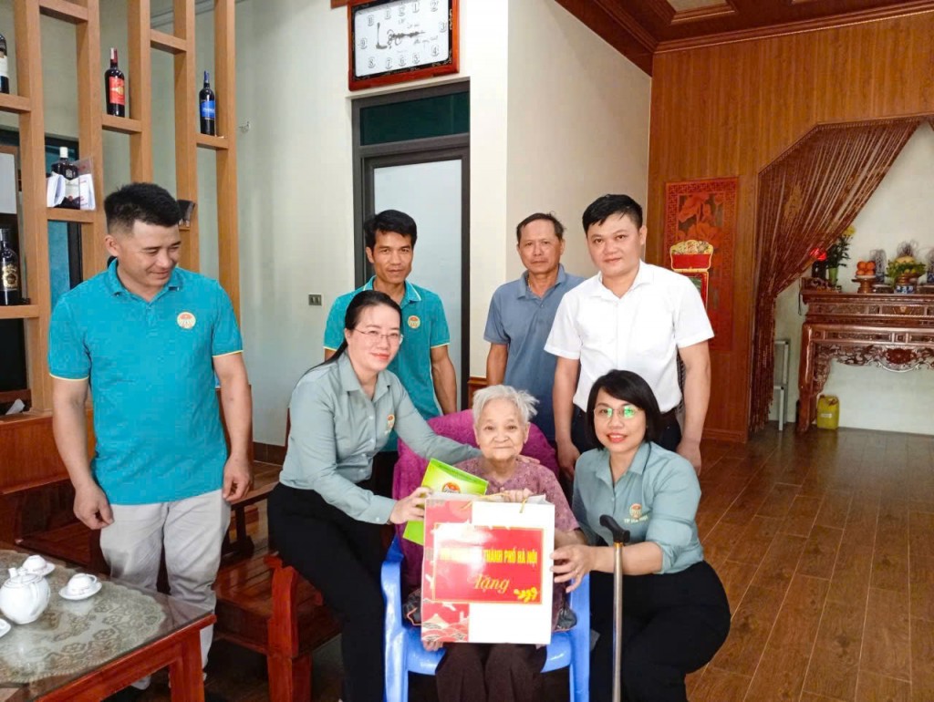 Hội Nông dân thành phố thăm, tặng quà nạn nhân chất độc da cam/dioxin