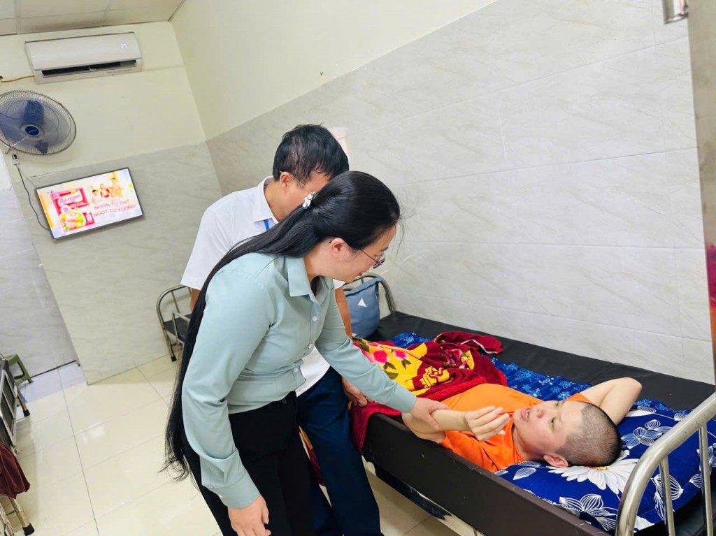 Hội Nông dân thành phố thăm, tặng quà nạn nhân chất độc da cam/dioxin