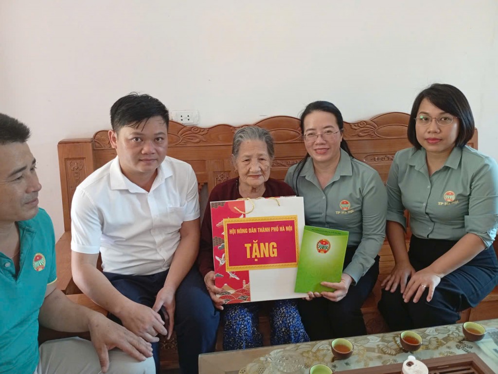 Hội Nông dân thành phố thăm, tặng quà nạn nhân chất độc da cam/dioxin