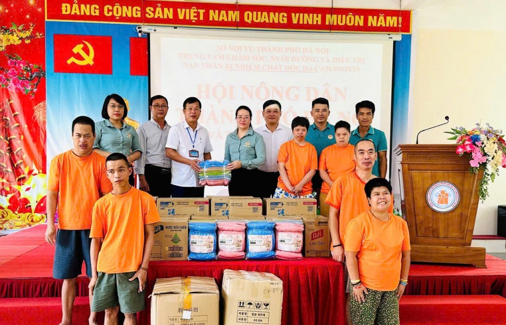 Hội Nông dân thành phố thăm, tặng quà nạn nhân chất độc da cam/dioxin