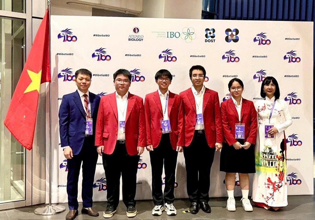 Đội tuyển IBO 2025 (từ trái sang phải): PGS.TS. Đinh Đoàn Long, Trưởng đoàn; em Nguyễn Lương Thái Duy (Huy chương Vàng); Em Nguyễn Hữu Thành (Huy chương Bạc); Em Bùi Hoàng Đại Dương (Huy chương Bạc); Em Lê Hoàng Kiều Anh (Huy chương Đồng); PGS.TS Lê Thị Phương Hoa, Phó Trưởng đoàn.