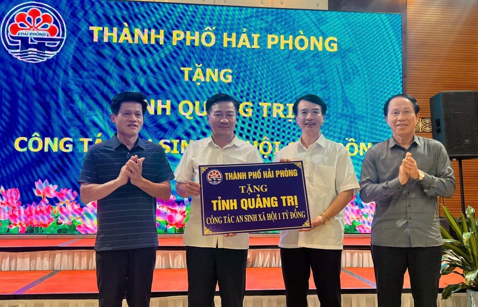 Hải Phòng trao 1 tỷ đồng hỗ trợ Quảng Trị thực hiện chính sách an sinh xã hội