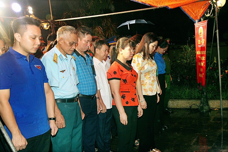 Các đại biểu dành phút tưởng niệm, kính cẩn dâng hoa, dâng hương tại đài tưởng niệm các anh hùng liệt sĩ