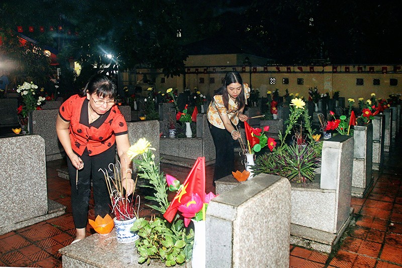 Đồng chí Đỗ Thị Thuý Hà - Phó Bí thư Thường trực Đảng uỷ phường Tây Mỗ và  Nguyễn Thị Hoài Thu - Phó Bí thư Thường trực Đảng uỷ phường Đại Mỗ thắp nến tri ân tại các mộ liệt sĩ
