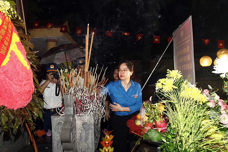 Thắp nến tri ân, lan tỏa truyền thống uống nước nhớ nguồn