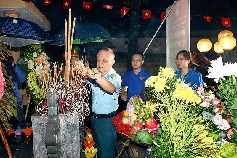 Thắp nến tri ân, lan tỏa truyền thống uống nước nhớ nguồn