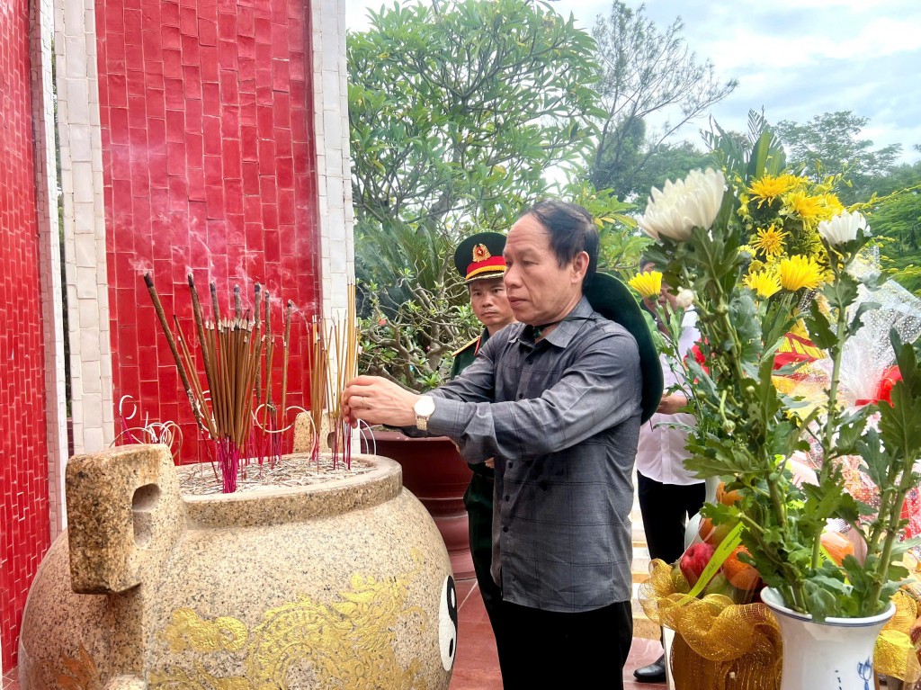 Đồng chí Lê Tiến Châu dâng hương tại Nghĩa trang 