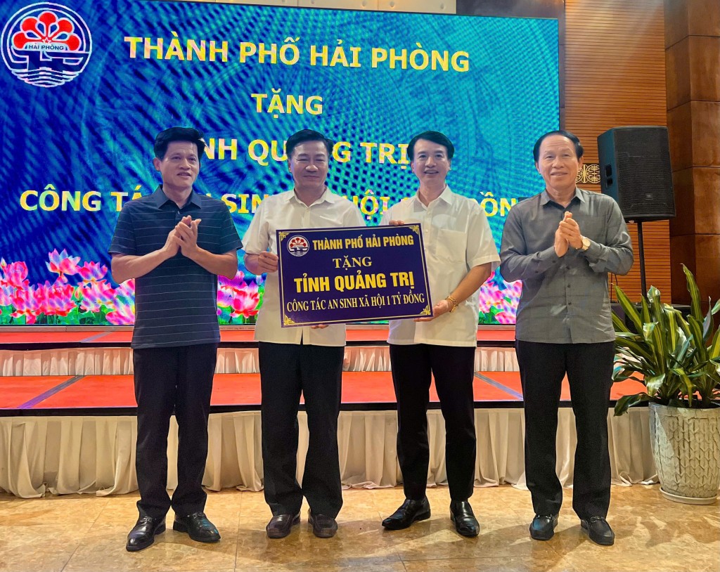 Đoàn công tác Hải Phòng đã trao tặng tỉnh Quảng Trị 1 tỷ đồng làm công tác an sinh xã hội