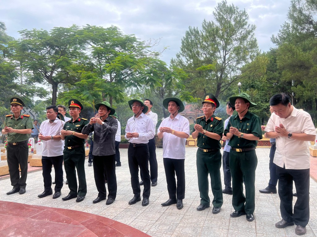 Các đại biểu Đoàn công tác của Hải Phòng làm lễ dâng hương tại nghĩa trang Quảng Trị