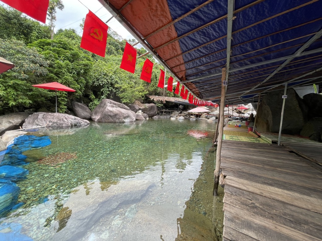 Các bãi tắm tại khu du lịch sinh thái Suối Tiên được dựng lên bằng các thanh sắt, lều, gỗ, bạt tạm ở ven suối, nơi du khách sử dụng dịch vụ nghỉ ngơi và ăn uống (Ảnh Đ.Minh)