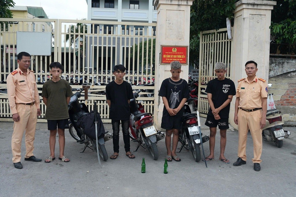 Nhóm đối tượng điều khiển xe mô tô tháo, che biển số, lạng lách, đánh võng, mang theo hung khí bị lực lượng Cảnh sát giao thông bắt giữ