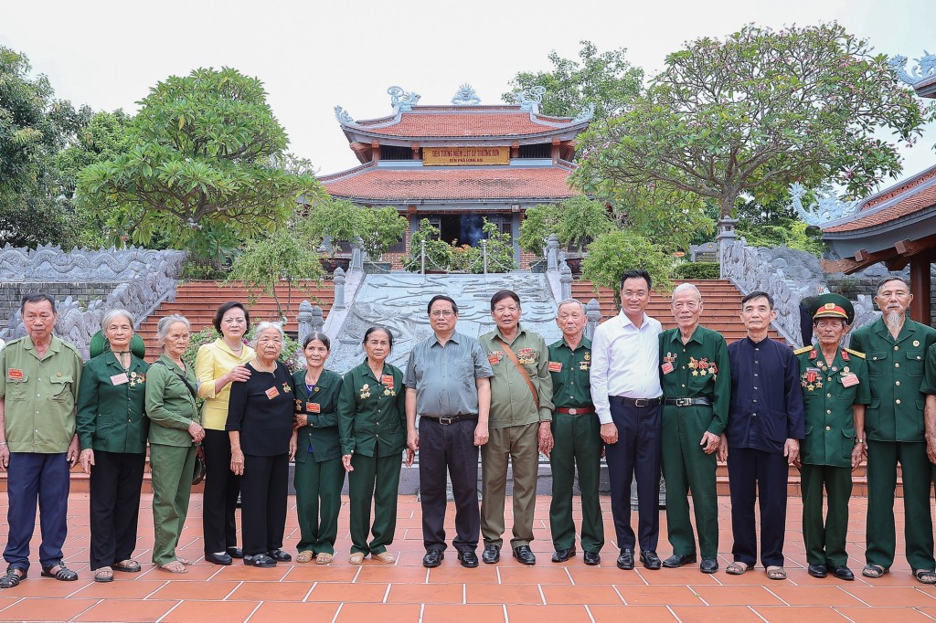 Thủ tướng chụp ảnh lưu niệm cùng các cực chiến binh, thanh niên xung phong tại Đền tưởng niệm liệt sĩ Trường Sơn bến phà Long Đại - Ảnh: VGP/Nhật Bắc