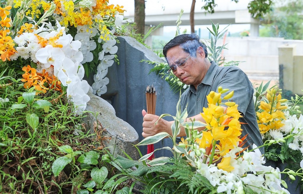 Thủ tướng tưởng nhớ, tri ân Chủ tịch Hồ Chí Minh và các Anh hùng liệt sĩ tại Quảng Trị