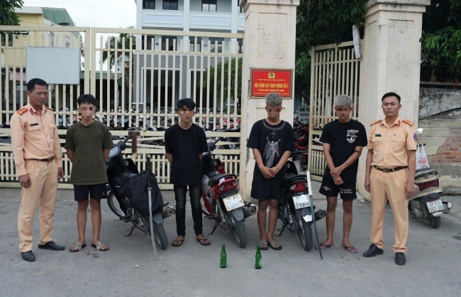 Nghệ An: Bắt giữ nhóm đối tượng điều khiển xe mô tô tháo biển số, mang theo hung khí