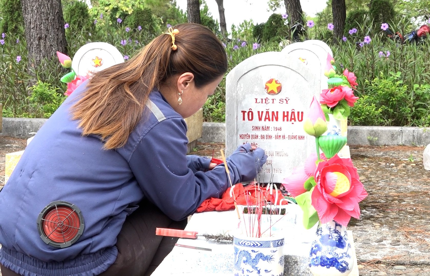 Những đôi tay tô sáng bia mộ liệt sĩ