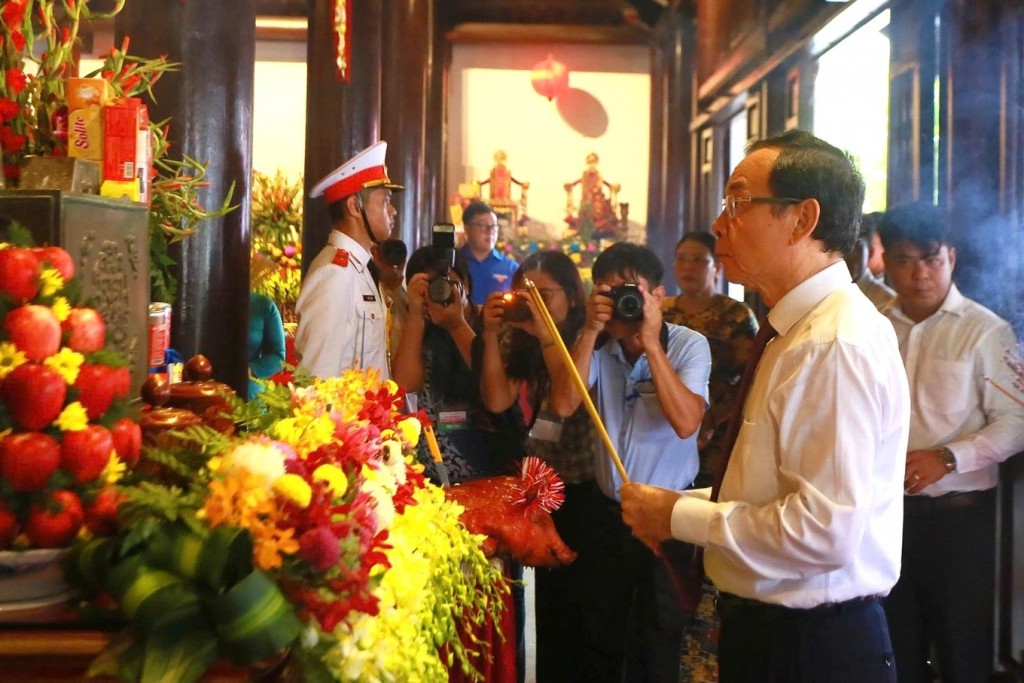 Bí thư Thành ủy TPHCM Nguyễn Văn Nên dâng hương tại Đền thờ Côn Đảo (Ảnh: T.C.