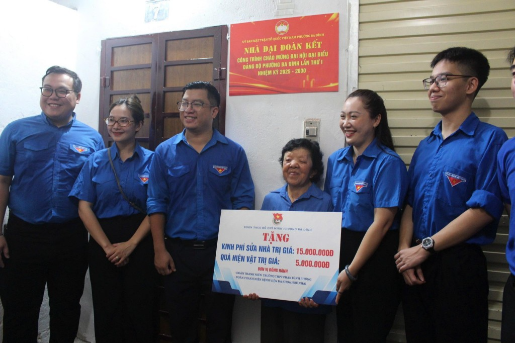 Tuổi trẻ phường Ba Đình trao tặng kinh phí 