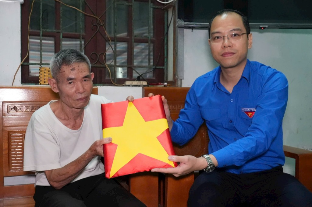 Phó Bí thư phụ trách Thành đoàn Hà Nội Nguyễn Tiến Hưng trao tặng ảnh phục dựng của liệt sĩ Nguyễn Công Sản