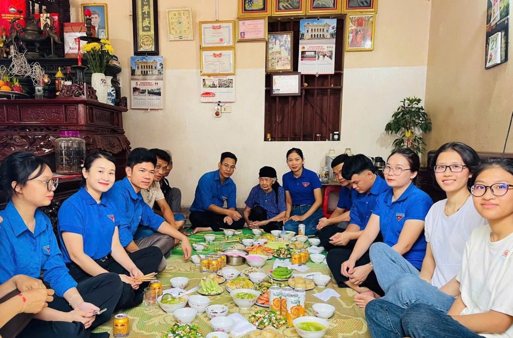 Đoàn viên, thanh niên xã Bất Bạt cùng ăn bữa cơm với Bà mẹ Việt Nam Anh hùng Lê Thị Lửa