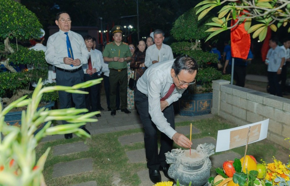 TP Hồ Chí Minh đời đời nhớ ơn các anh hùng, liệt sĩ