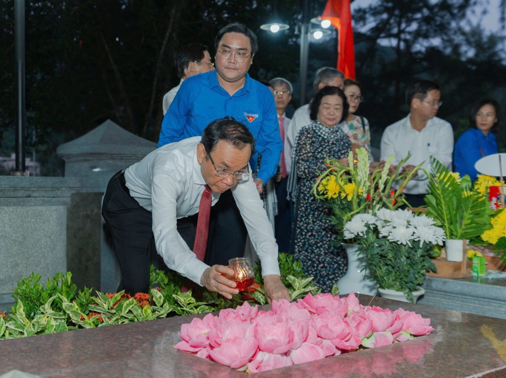 Lãnh đạo TP Hồ Chí Minh thắp nến tri ân các anh hùng liệt sĩ