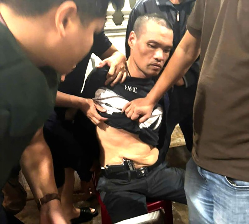 Các trinh sát khống chế Trần Hải Quỳnh cùng tang vật là khẩu súng quân dụng giấu trong người Các trinh sát khống chế Trần Hải Quỳnh cùng tang vật là khẩu súng quân dụng giấu trong người