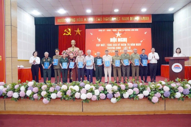Đồng chí Phạm Thị Bích Hằng (Ủy viên Ban thường vụ Đảng ủy, Phó Chủ tịch UBND) và đồng chí Vũ Phương Đông (Ủy viên Ban thường vụ Đảng ủy, Phó Chủ tịch UBND) tặng quà cho người có công, gia đình chính sách trên địa bàn phường