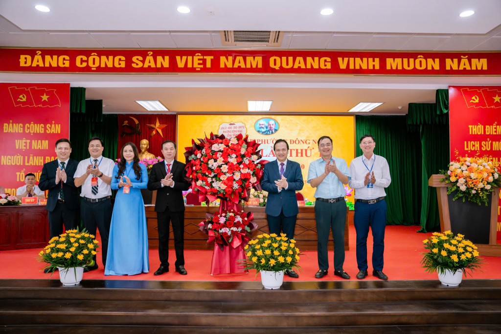Các đồng chí Lãnh đạo Đảng ủy phường tặng hoa chúc mừng Đại hội
