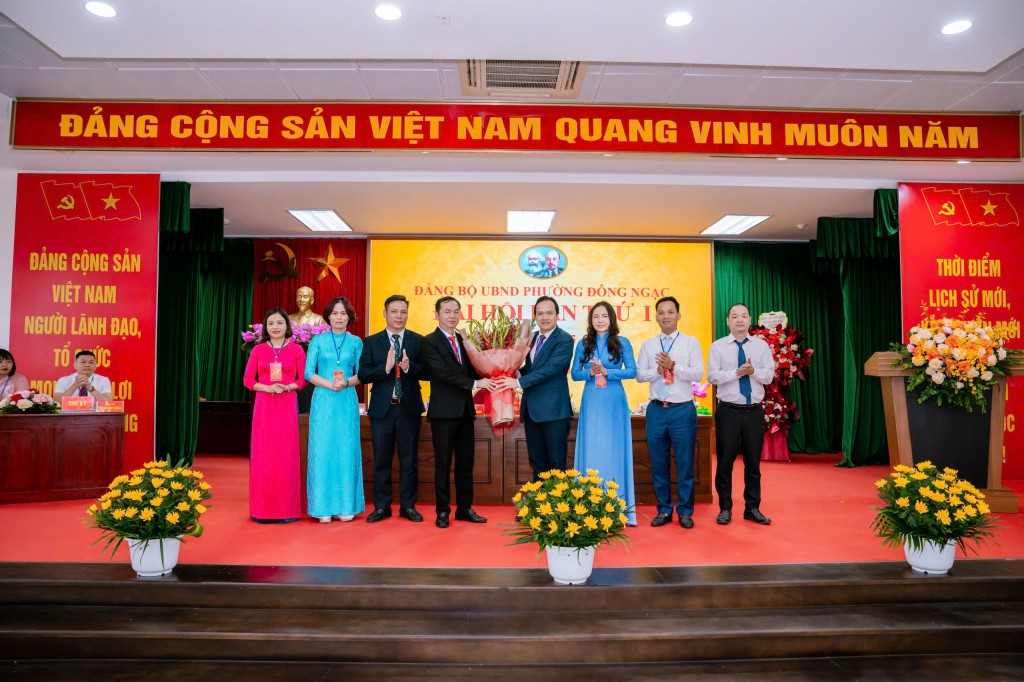 Đồng chí Ngô Văn Nam: Bí thư Đảng ủy tặng hoa chúc mừng BCH Đảng bộ UBND phường nhiệm kỳ 2025-2030