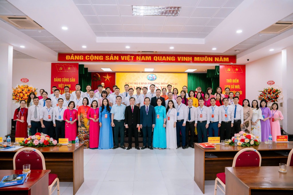 Các đồng chí Lãnh đạo Đảng ủy chụp ảnh với các đại biểu dự Đại hội