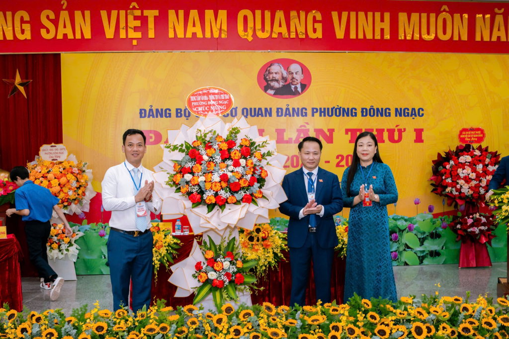 Đoàn Chủ tịch Đại hội đã đón nhận những lẵng hoa tươi thắm của Đảng ủy, HĐND, UBND, UBMTTQ và các cơ quan, đơn vị chúc mừng Đại hội