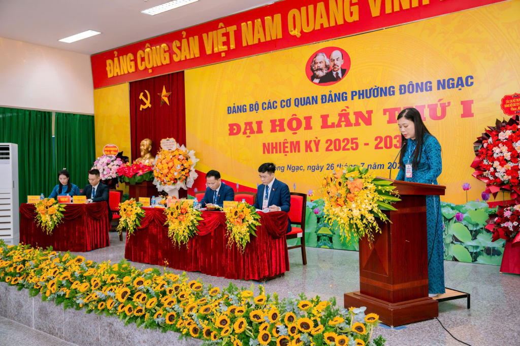 Đồng chí Nguyễn Thanh Nhàn – trình bày Báo cáo tổng hợp đóng góp ý kiến vào dự thảo báo cáo chính trị của Đảng ủy phường và dự thảo các văn kiện trình Đại hội XIV của Đảng.