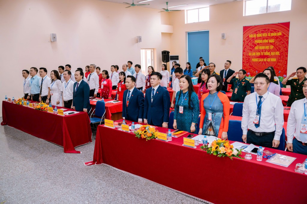 thực hiện nghi lễ chào cờ,