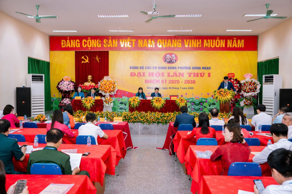 Đồng chí Cấn Văn Duẩn – Phó Bí thư Đảng ủy trình bày báo cáo chính trị tại Đại hội.