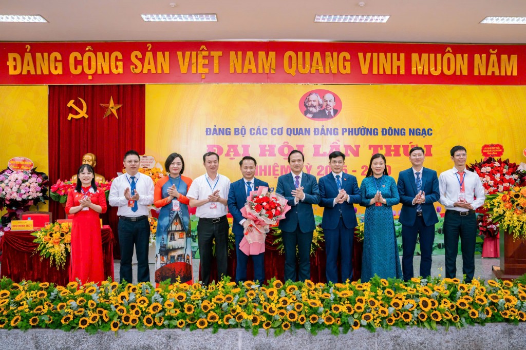 Các đồng chí lãnh đạo phường chúc mừng Ban Chấp hành và UBKT Đảng ủy các cơ quan Đảng nhiệm kỳ 2025 -2030.