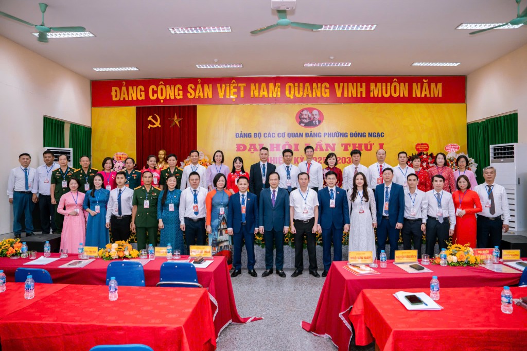 Lãnh đạo Đảng ủy, HĐND, UBND, UBMTTQ phường Đông Ngạc chụp hình lưu niệm với đảng viên của Đảng bộ.