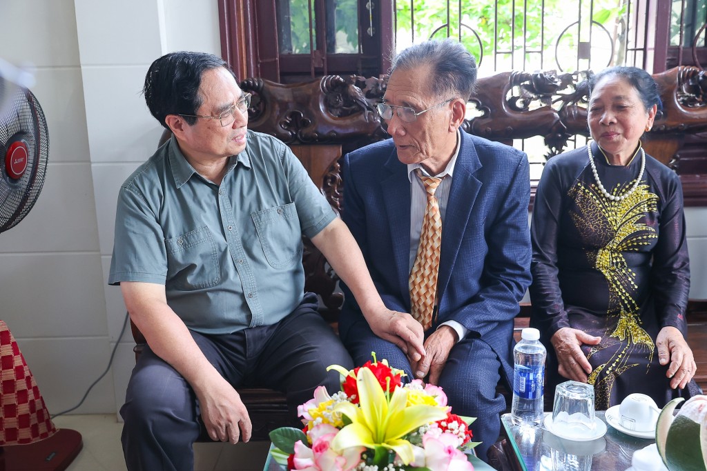 Thủ tướng Phạm Minh Chính thăm, tặng quà đồng chí Nguyễn Duy Đặng, sinh năm 1946, thương binh 2/4, tỉ lệ thương tật 65% - Ảnh: VGP/Nhật Bắc