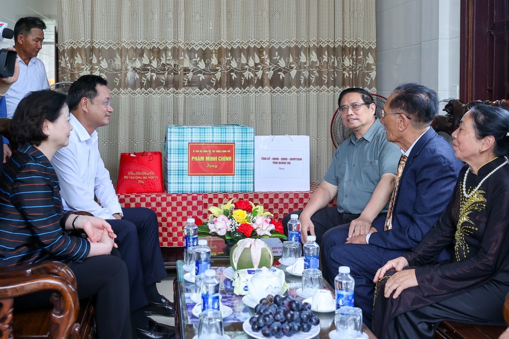 Thủ tướng mong đồng chí Nguyễn Duy Đặng luôn khỏe mạnh, là tấm gương sáng cho thế hệ trẻ, gương mẫu thực hiện và vận động bà con nhân dân thực hiện tốt các chủ trương, chính sách, pháp luật của Đảng và Nhà nước - Ảnh: VGP/Nhật Bắc