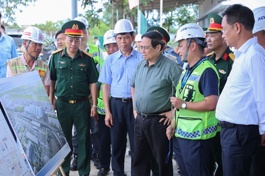 Thủ tướng nghe báo cáo dự án xây dựng Nhà ga T2 hành khách và mở rộng sân đỗ máy bay cảng hàng không Đồng Hới - Ảnh: VGP/Nhật Bắc