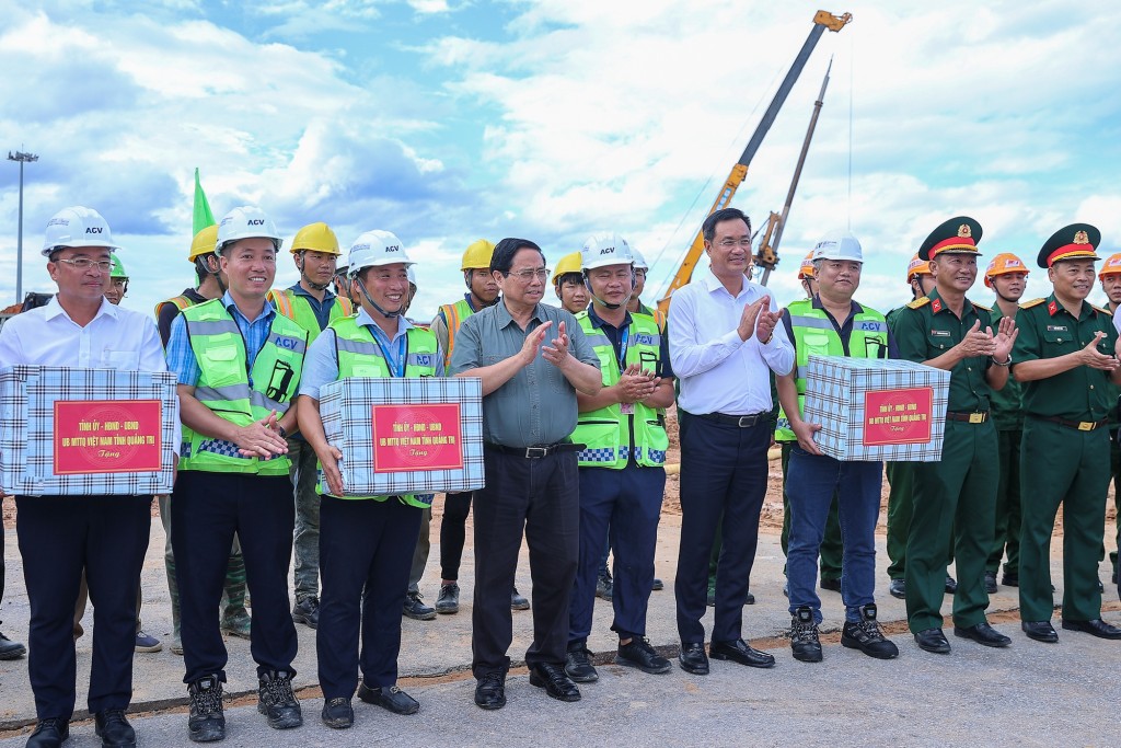 Thủ tướng tặng quà cán bộ, kỹ sư, công nhân đang thi công trên công trường - Ảnh: VGP/Nhật Bắc